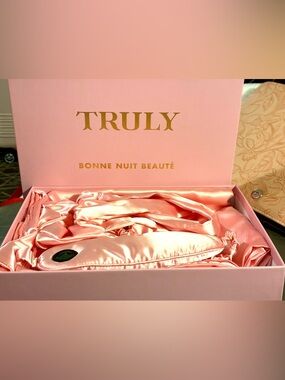 TRULY BEAUTY Bonne Nuit Wrinkle Complete Soft Satin Sleep Set in beautiful Pink